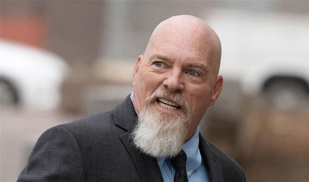 Richard Barnett, der während des Aufstands im US-Kapitol am 6. Januar 2023 mit den Füßen auf einem Schreibtisch im Büro der ehemaligen Parlamentspräsidentin Pelosi fotografiert wurde, ist zu viereinhalb Jahren Haft verurteilt worden.