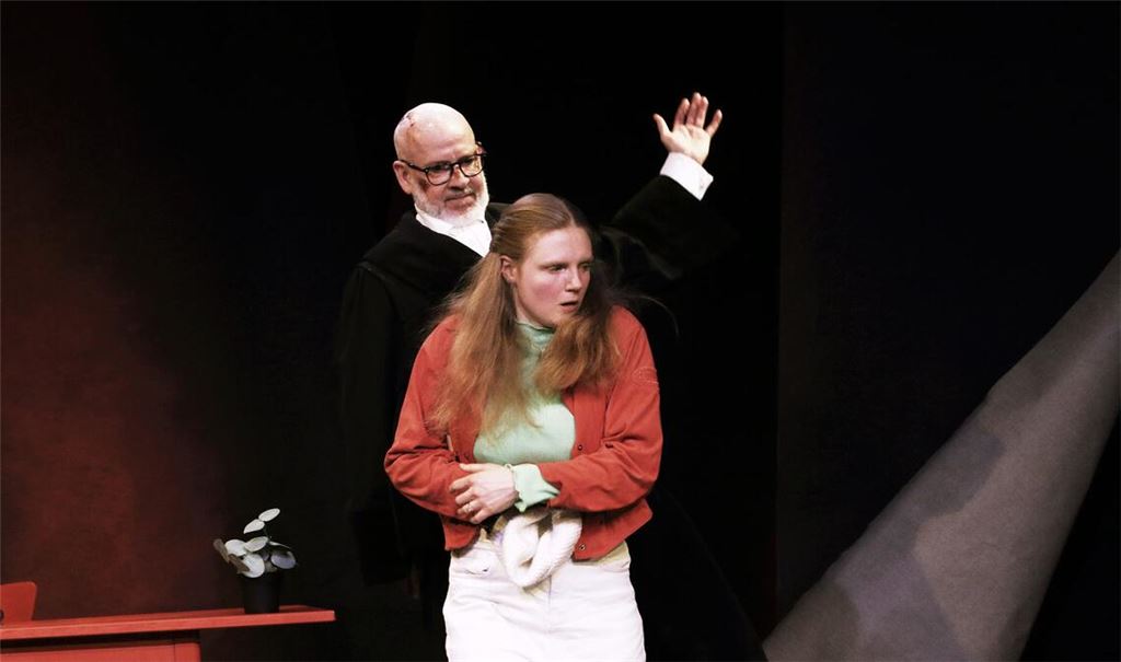 Richter Adam (Marcus Calvin) täuscht Eve (Jochanah Mahnke) und missbraucht sie dann.