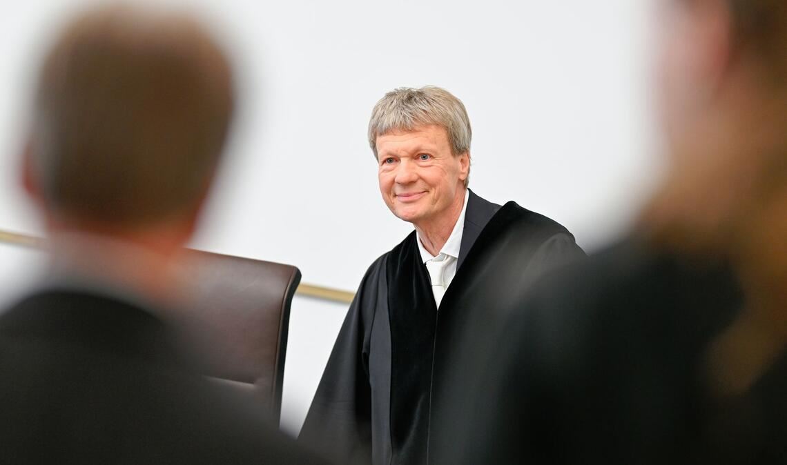 Richter Martin Morlock führt die Verhandlung. (Archivbild)