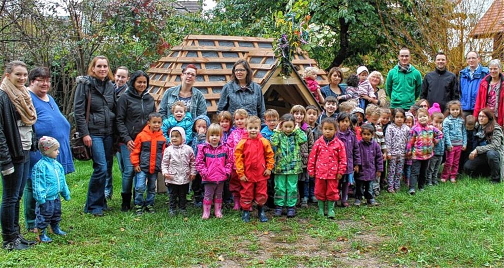 Richtfest der besonderen Art: Heinzelmann-Geschäftsführer Matthias Fleig (hintere Reihe, 4. v. re.) übergibt das Häuschen an den Kindergarten.