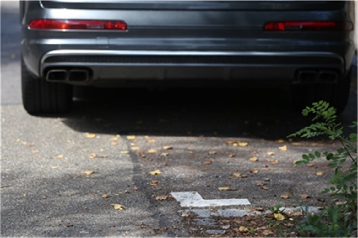 Richtig parken geht anders. Oft sind es solche Kleinigkeiten, die die Müllabfuhr oder die Feuerwehr vor Probleme stellen. Archivfoto: Disselhoff