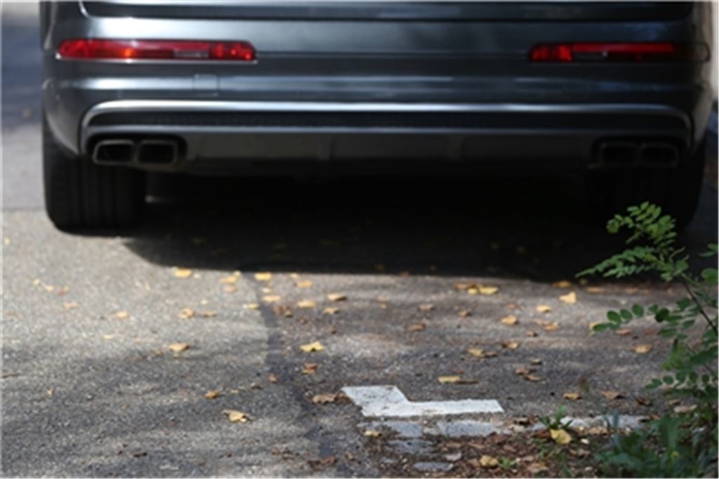 Richtig parken geht anders. Oft sind es solche Kleinigkeiten, die die Müllabfuhr oder die Feuerwehr vor Probleme stellen. Archivfoto: Disselhoff
