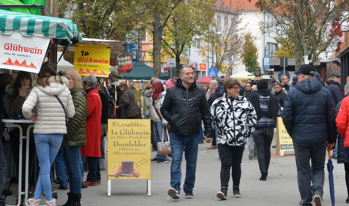 Richtig viel los: Der Martinimarkt lockt die Massen auf die Mühlacker Bahnhofstraße. Markt- und Einzelhändler sind begeistert von der Resonanz. Fotos: Stahlfeld