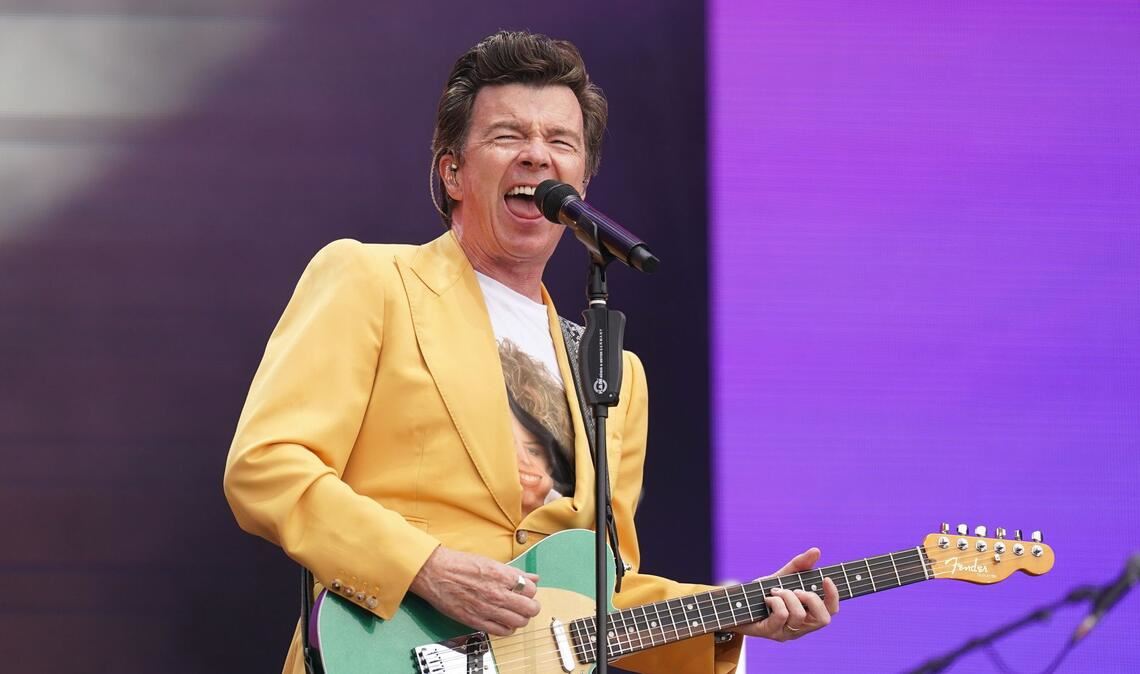 Rick Astley greift gern mal in die Saiten. (Archivbild)