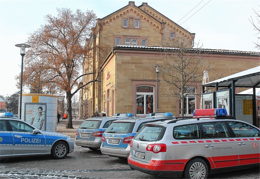 Riesen-Aufwand: Der Großeinsatz am Mühlacker Bahnhof kostet nicht nur Nerven, sondern auch eine Menge Geld. Die Bahnstrecke ist für zwei Stunden komplett gesperrt.