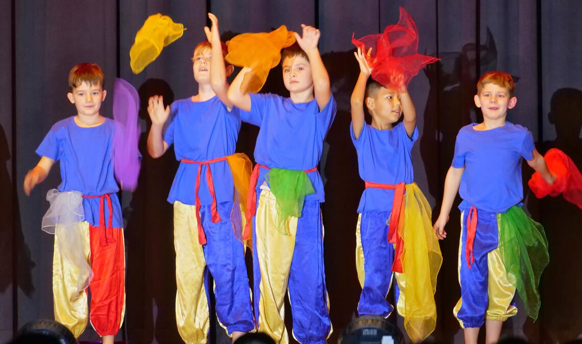 Riesen-Zirkus in Lomersheim - hier mit einem bunten Tüchertanz. Fotos: Friedrich