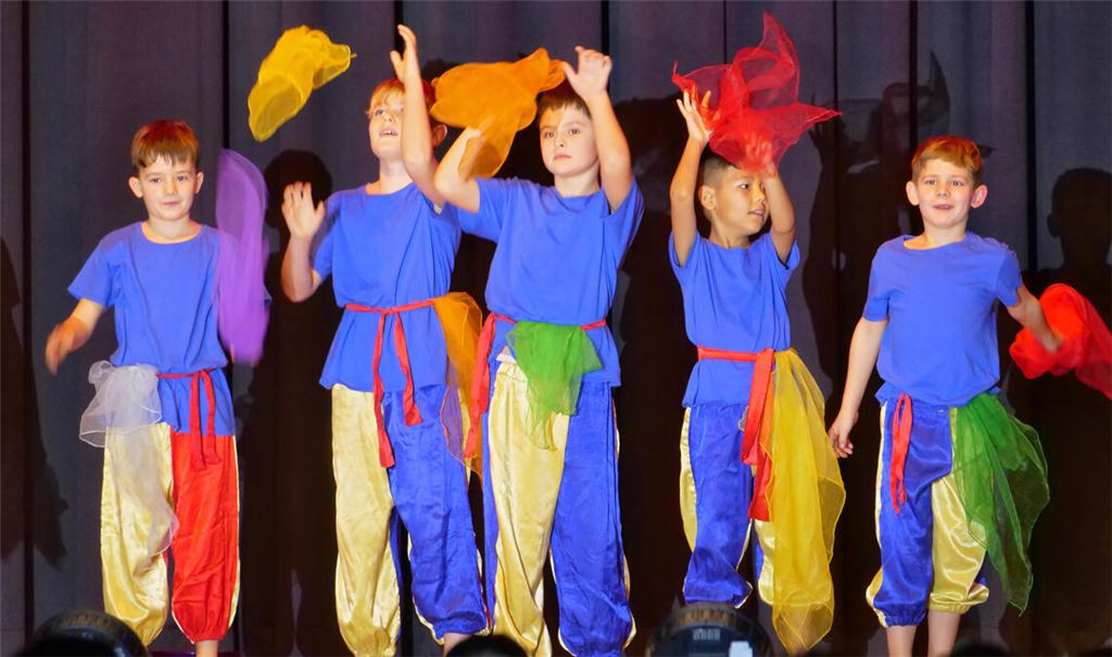 Riesen-Zirkus in Lomersheim - hier mit einem bunten Tüchertanz. Fotos: Friedrich