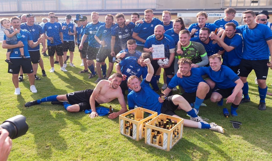 Riesenfreude: Der FC Viktoria feiert nach dem Sieg gegen die SPG Unterreichenbach/Schwarzenberg auf dem Platz den Kreisliga-Aufstieg. Foto: Fotomoment