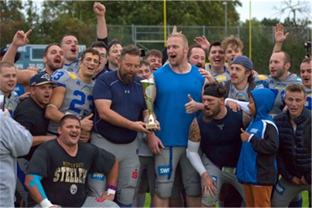 Riesenfreude bei den Pforzheim Wilddogs, die nach einer spannenden Saison den Pokal für die Regionalliga-Meisterschaft überreicht bekommen. Dafür setzen sie sich erfolgreich gegen die Freiburg Sacristans durch. Fotos: privat