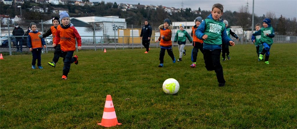 Riesenfreude im März 2021: Nach einer monatelangen Corona-Zwangspause kennt der Bewegungsdrang der Enzberger Jugendfußballer keine Grenzen. Archivfoto: Stahlfeld
