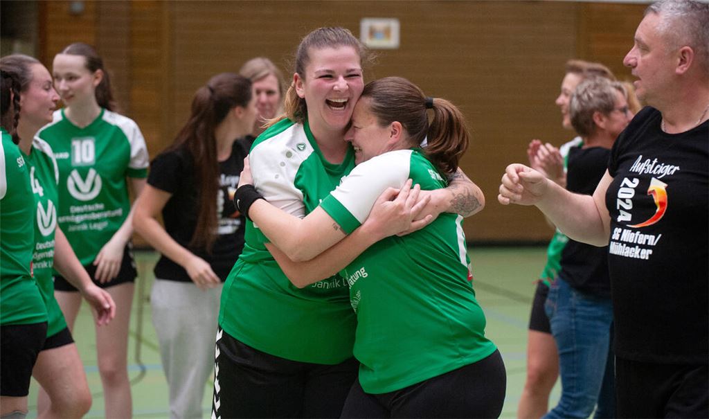 Riesenfreude nach dem letzten Saisonspiel bei den Frauen der SG Niefern/Mühlacker.