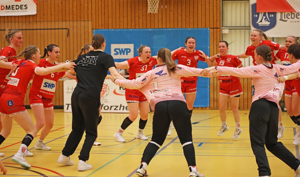 Riesenfruede bei den Handballerinnen der TG 88: Meisterschaft und Aufstieg sind gesichert. Foto: Mülle
