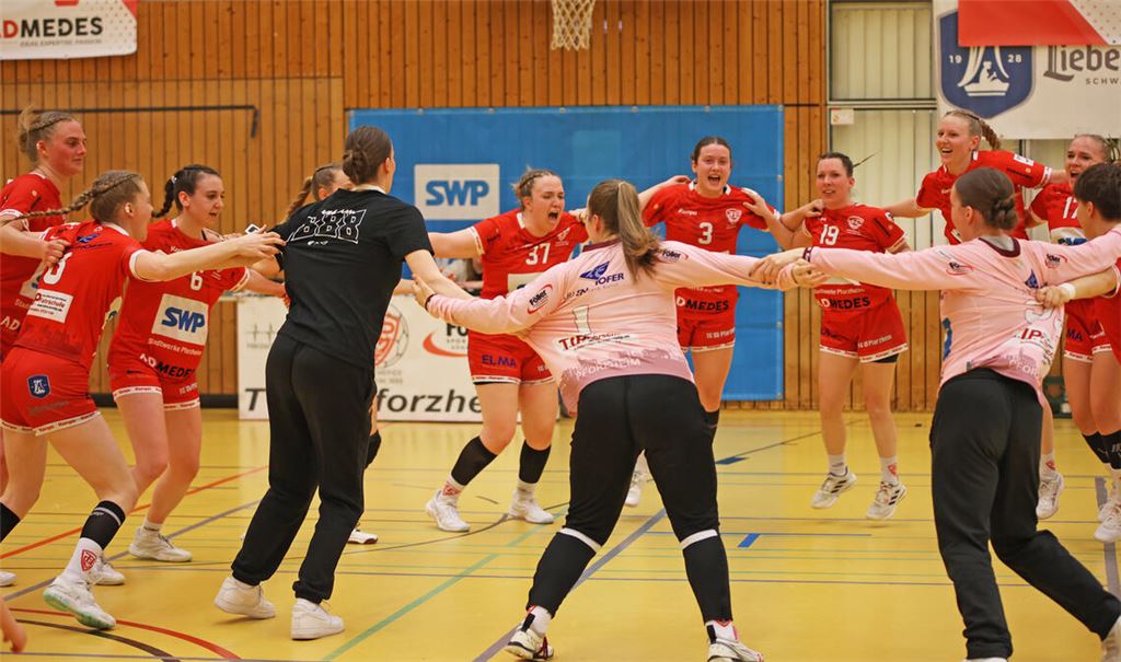 Riesenfruede bei den Handballerinnen der TG 88: Meisterschaft und Aufstieg sind gesichert. Foto: Mülle