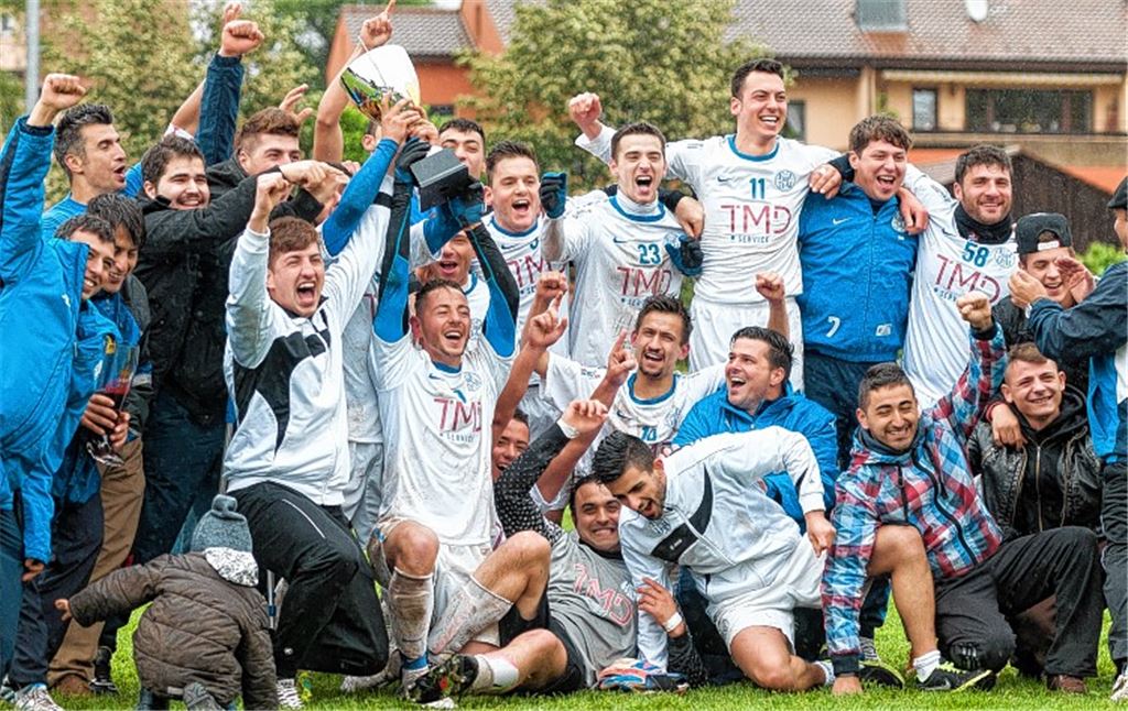 Riesenjubel: Eine Woche nach dem Aufstieg feiert 08 Mühlacker auch den Titel. Foto: Fotomoment