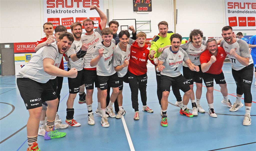 Riesenjubel bei den Handballern des TSV Knittlingen: den Erfolg gegen den Spitzenreiter hat kaum jemand erwartet. Foto: Jürgen Müller