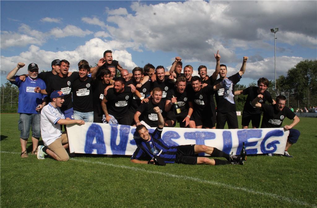 Riesenjubel beim SV Illingen. Mit einer Mannschaft, die im Schnitt nur 21 Jahre alt ist, gelingt der Aufstieg in die Bezirksliga.  Fotos: Eigner