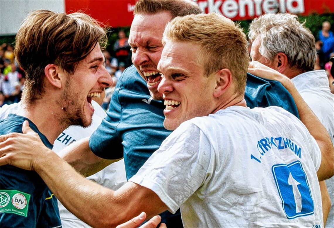 Riesenjubel nach dem 3:0-Erfolg. Der 1. CfR Pforzheim steigt in die Oberliga auf.