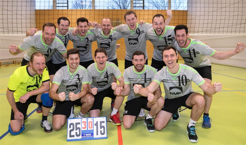 Riesenjubel nach dem zweiten Sieg: Ronny Kirchhof, Kai Tischhauser, Sven Jaggy, Felix Benzenhöfer, Timotheus Kuhs, Robin Conle, Raphael Malthaner (hinten, v.li.), Tillmann Glaser-Schombach, Kevin Haas, Jakob Heugel, Lars Tischhauser und Trainer Niklas Benzenhöfer (vorne, v.li.)Fotos: Fotomoment