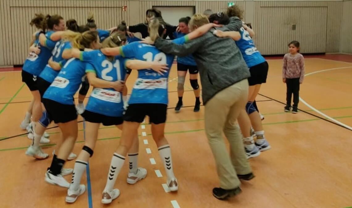 Riesenjubel nach der vorzeitigen Meisterschaft und dem Aufstieg in die Landesliga: die Spielgemeinschaft Niefern/Mühlacker hat nun noch ein Spiel vor der Brust.