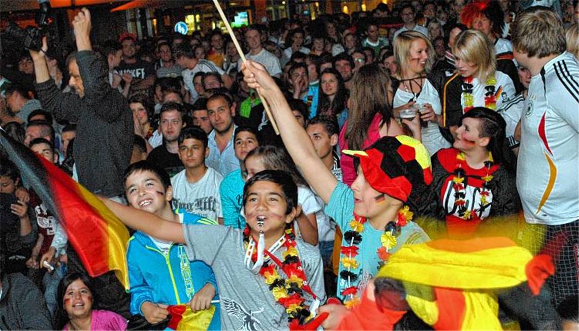 Riesenstimmung auf dem Kelterplatz, als Mario Gomez den Siegtreffer für Deutschland macht. Foto: Stahlfeld