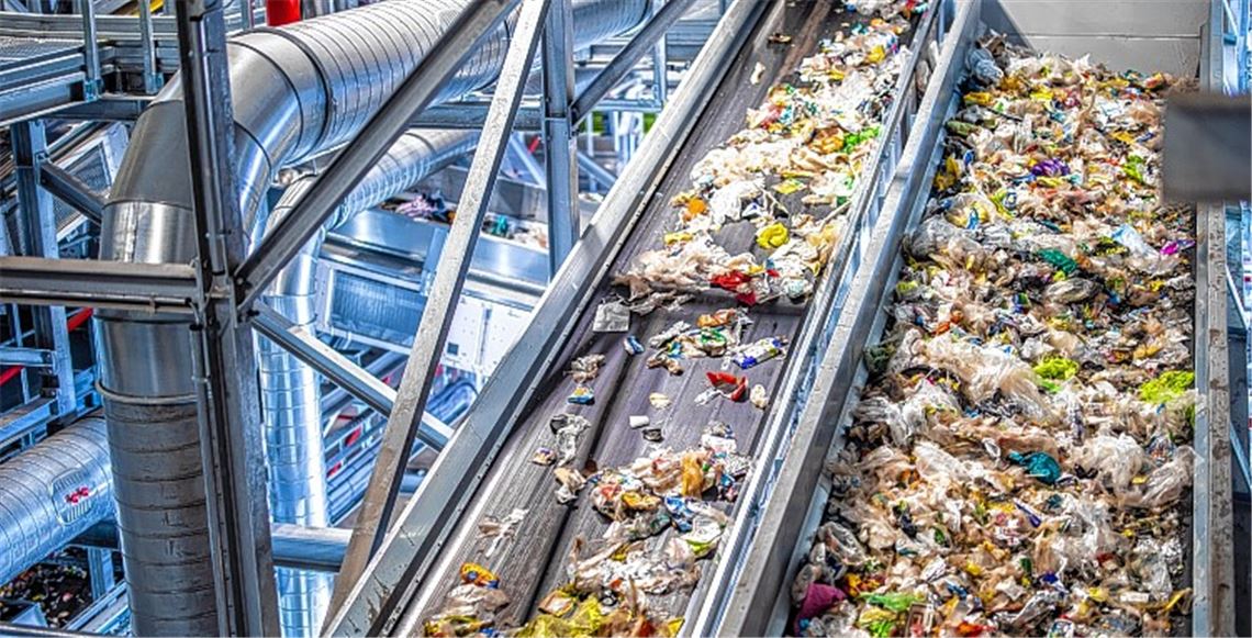 Riesige Müllberge werden in der neuen Anlage in Ölbronn sortiert. Foto: Suez