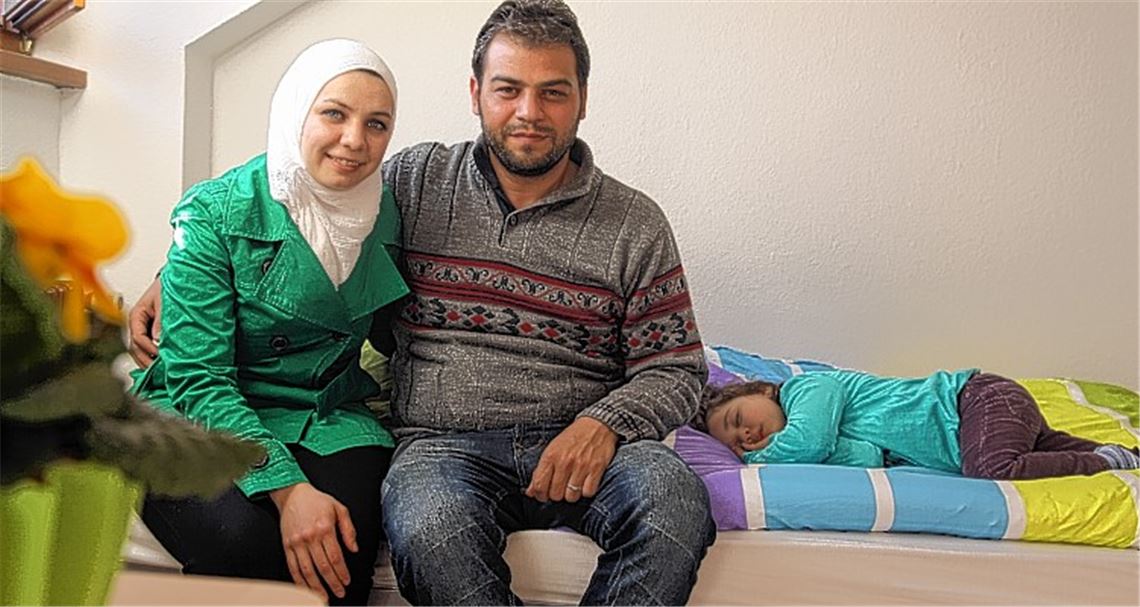 Rim, Wasim und die dreijährige Tochter Sana in ihrer Flüchtlingsunterkunft in Schmie. Eigentlich wollten die Kalajis im syrischen Aleppo ein ganz normales Leben führen, doch der Bürgerkrieg durchkreuzt die Pläne des jungen Ehepaars. Jetzt muss die Familie in Deutschland noch einmal von vorn anfangen und steuert einer ungewissen Zukunft entgegen.