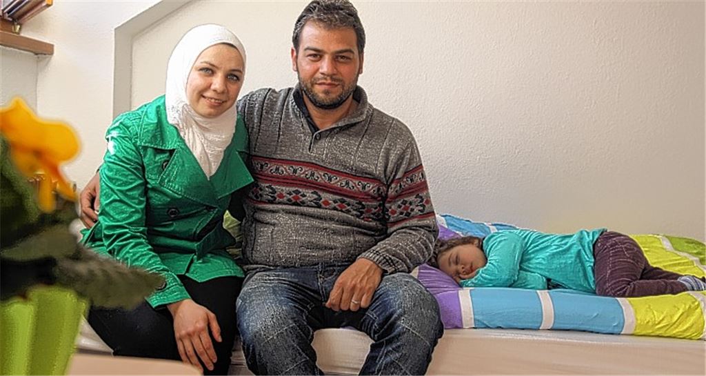 Rim, Wasim und die dreijährige Tochter Sana in ihrer Flüchtlingsunterkunft in Schmie. Eigentlich wollten die Kalajis im syrischen Aleppo ein ganz normales Leben führen, doch der Bürgerkrieg durchkreuzt die Pläne des jungen Ehepaars. Jetzt muss die Familie in Deutschland noch einmal von vorn anfangen und steuert einer ungewissen Zukunft entgegen.