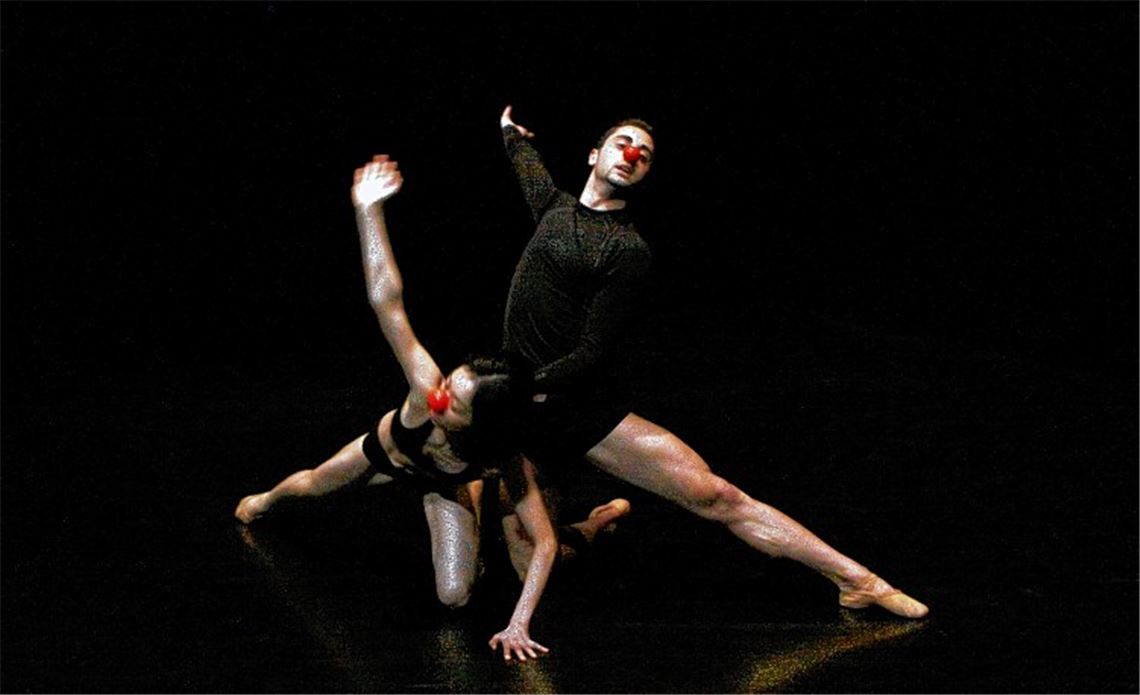 Risa Yamamoto und Ermanno Sbezzo als mit roten Nasen geschmücktes Paar, das zunächst getrennt ist, um dann doch zusammenzufinden.