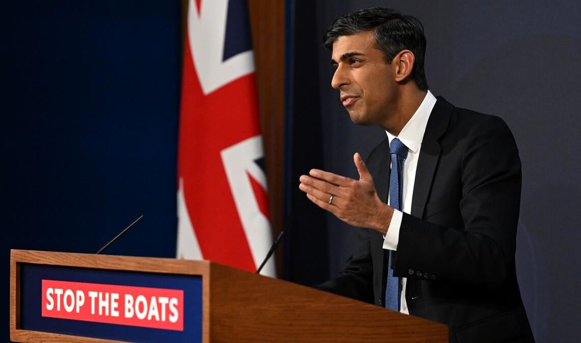 Rishi Sunak ist Premierminister von Großbritannien. Seine Regierung hatte im März Pläne für neue Gesetze zur Eindämmung der Überquerung des Ärmelkanals als Teil des Gesetzes über illegale Migration vorgestellt.