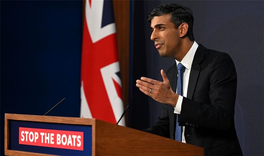 Rishi Sunak ist Premierminister von Großbritannien. Seine Regierung hatte im März Pläne für neue Gesetze zur Eindämmung der Überquerung des Ärmelkanals als Teil des Gesetzes über illegale Migration vorgestellt.