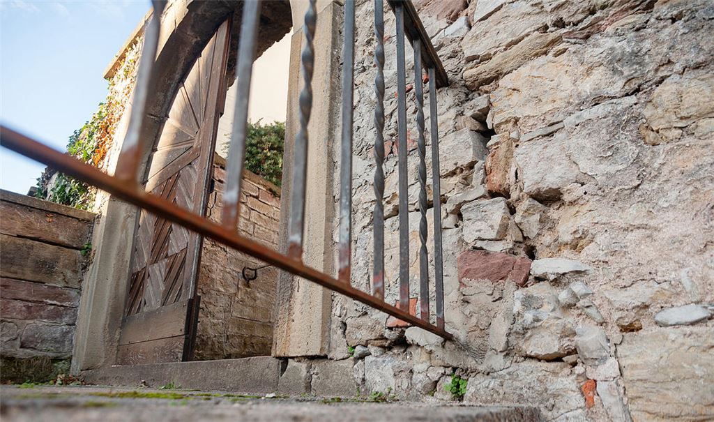 Risse und herausfallende Steine unterstreichen den dringenden Handlungsbedarf an der Dürrmenzer Kirchenmauer. Foto: Fotomoment