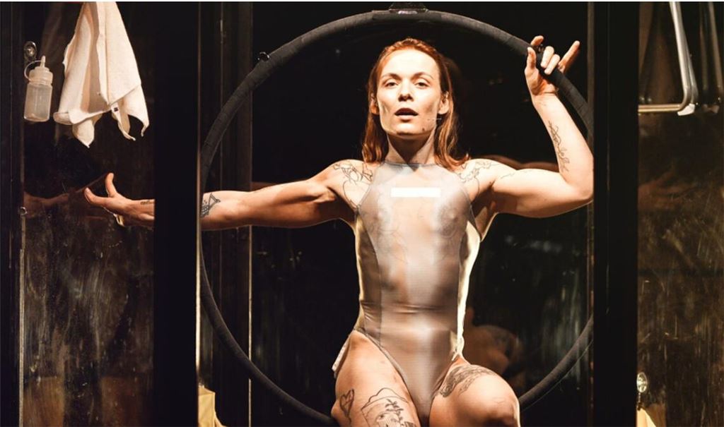 River Roux hinterfragt in ihrer Solo-Performance „Juice“ den genormten Blick auf Geschlechter.