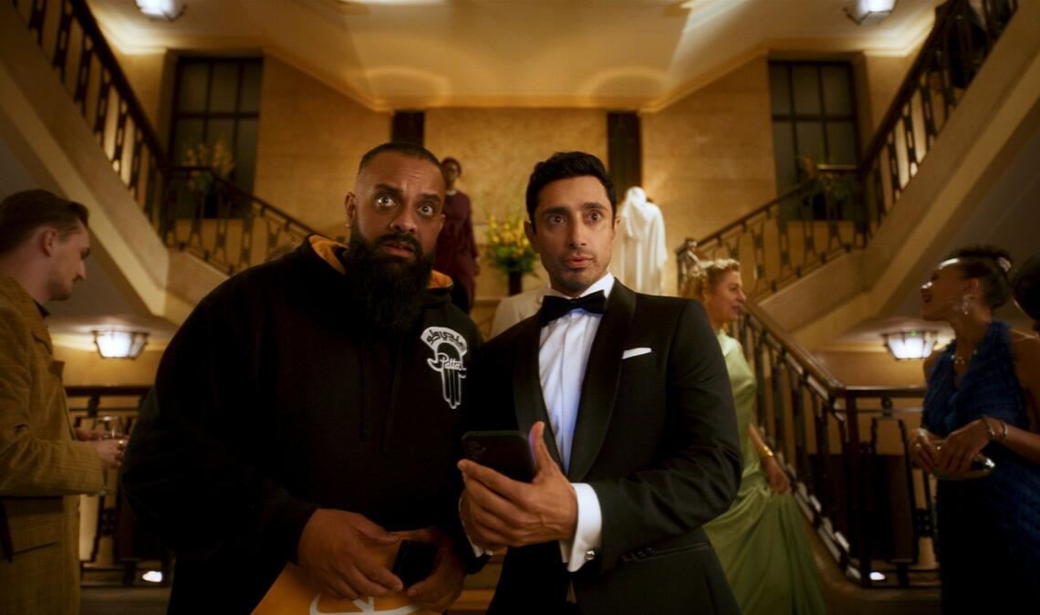 Riz Ahmed (r) will als Shah Latif der nächste James Bond werden. Guz Khan (l) spielt seinen Cousin Zulfi, der einen Taxiservice gründen will.