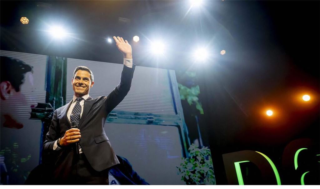 Rob Jetten, Chef der sozialliberalen Partei D66 hat nach ersten Prognosen die Wahl in den Niederlanden knapp gewonnen. Damit ist er wahrscheinlich der nächste Premier in Den Haag.