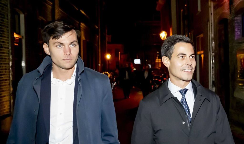 Rob Jetten (r), Vorsitzender der Partei D66, trat am Wahlabend mit seinem Verlobten Nicolás Keenan auf.