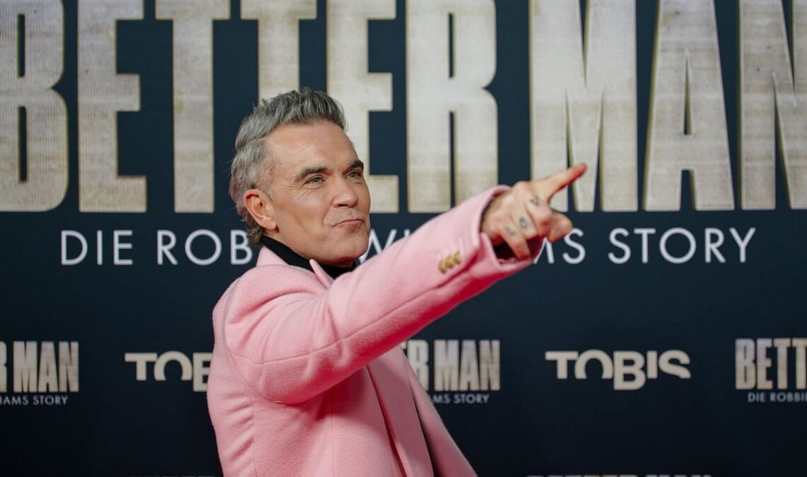 Robbie Williams zeigte sich stolz auf den Film "Better Man - Die Robbie Williams Story" - hier bei einer Premiere in Köln im Dezember 2024. (Archivbild)