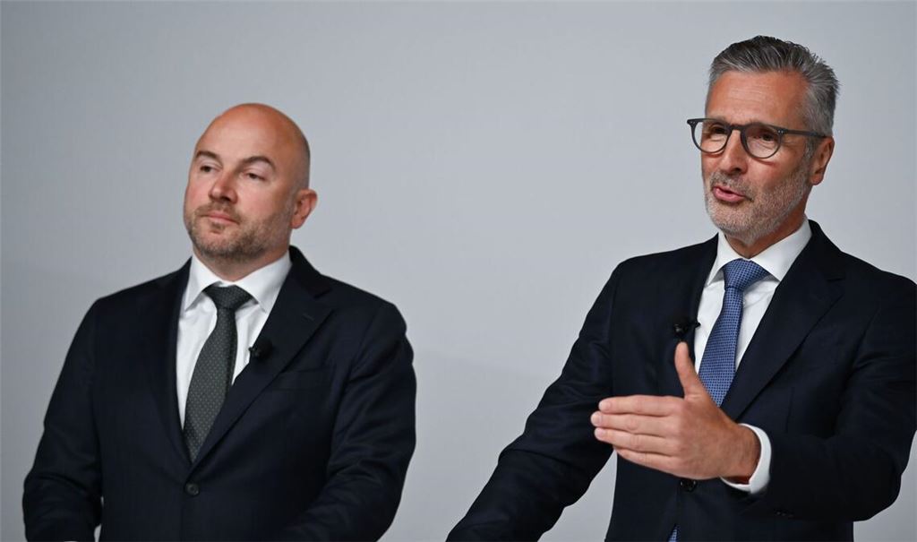 Robert Friedmann (rechts), Sprecher der Konzernführung der Würth-Gruppe, und Ralf Schaich, Mitglied der Konzernführung der Würth-Gruppe, erläutern im Rahmen der Bilanz Pressekonferenz die Geschäftszahlen des vergangenen Jahres.