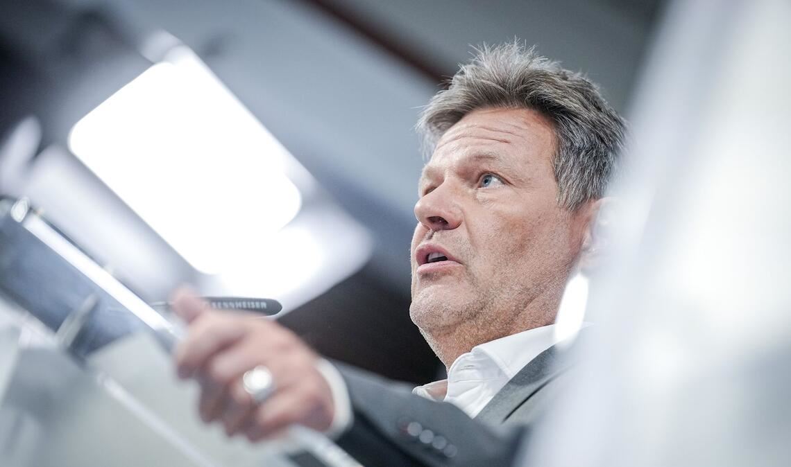 Robert Habeck, Bundesminister für Wirtschaft und Klimaschutz, spricht über die Bedeutung und Ausgestaltung eines Industriestrompreises für energieintensive Unternehmen.