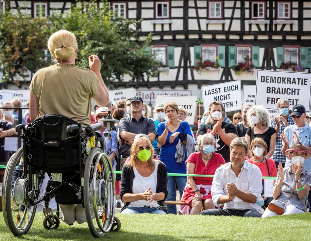 Robert Habeck (erste Reihe) und Rednerin Stephanie Aeffner müssen bei ihren Reden gegen lauten Protest ankämpfen. Foto: Waidelich
