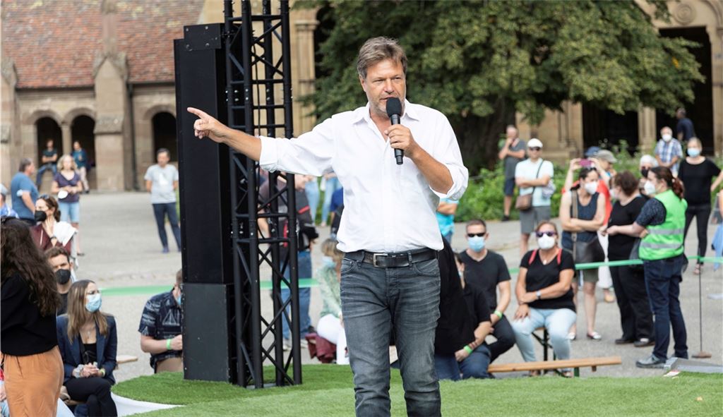 Robert Habeck spricht auf dem Klosterhof – von den Zuhörern erntet er Applaus, doch auch lautstarken Protest vonseiten der Gegendemonstranten. Fotos: Waidelich