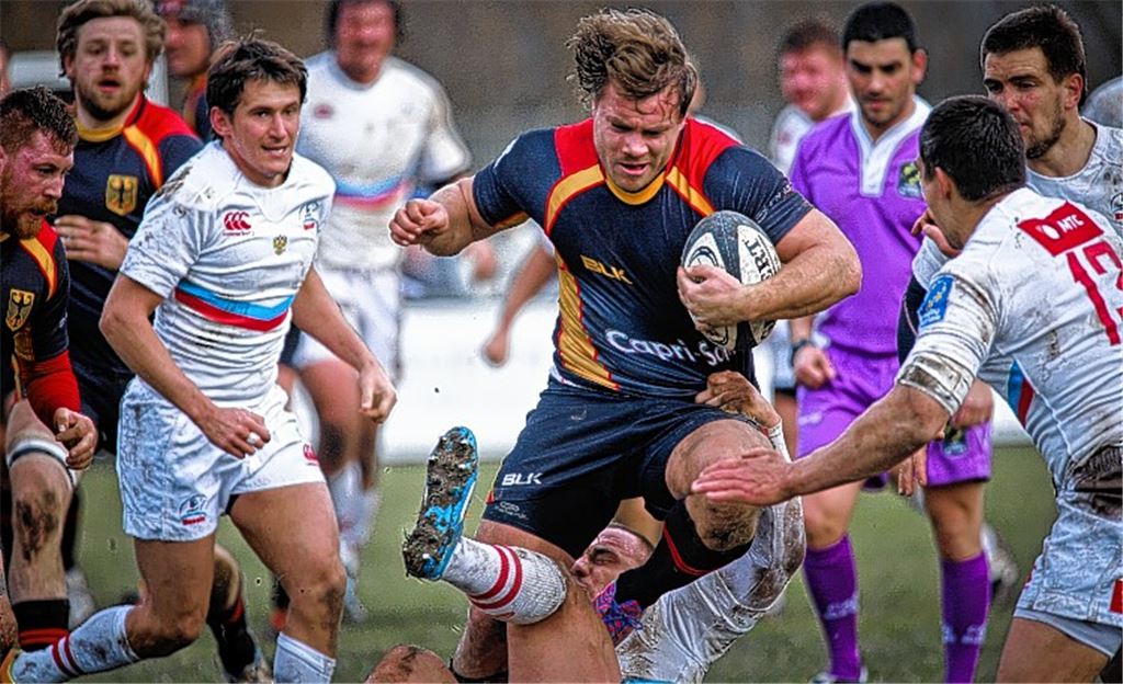 Robert Hittel hält das Ei für Deutschland fest im Arm. Die Russen Ramil Gaysin (am Boden) und Anton Ryabov mit der Nummer 13 wollen seinen Lauf stoppen.