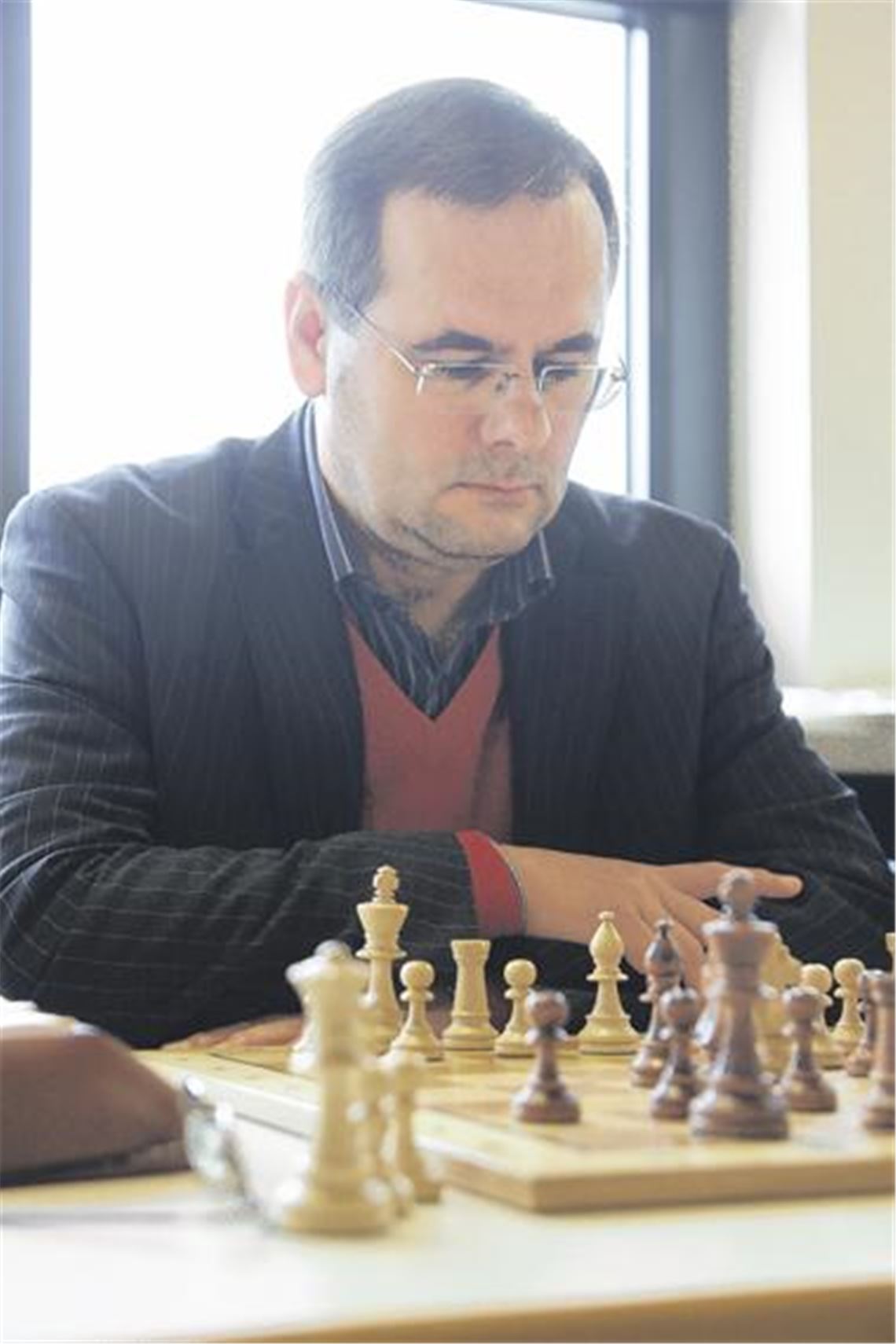 Robert Kaminski findet den richtigen Zug. Nach zuvor zwei Remis und einer Niederlage gelingt ihm gegen Neureuts Klaus-Dieter Schulz sein erster Saisonsieg für den SC Mühlacker. Foto: Eigner