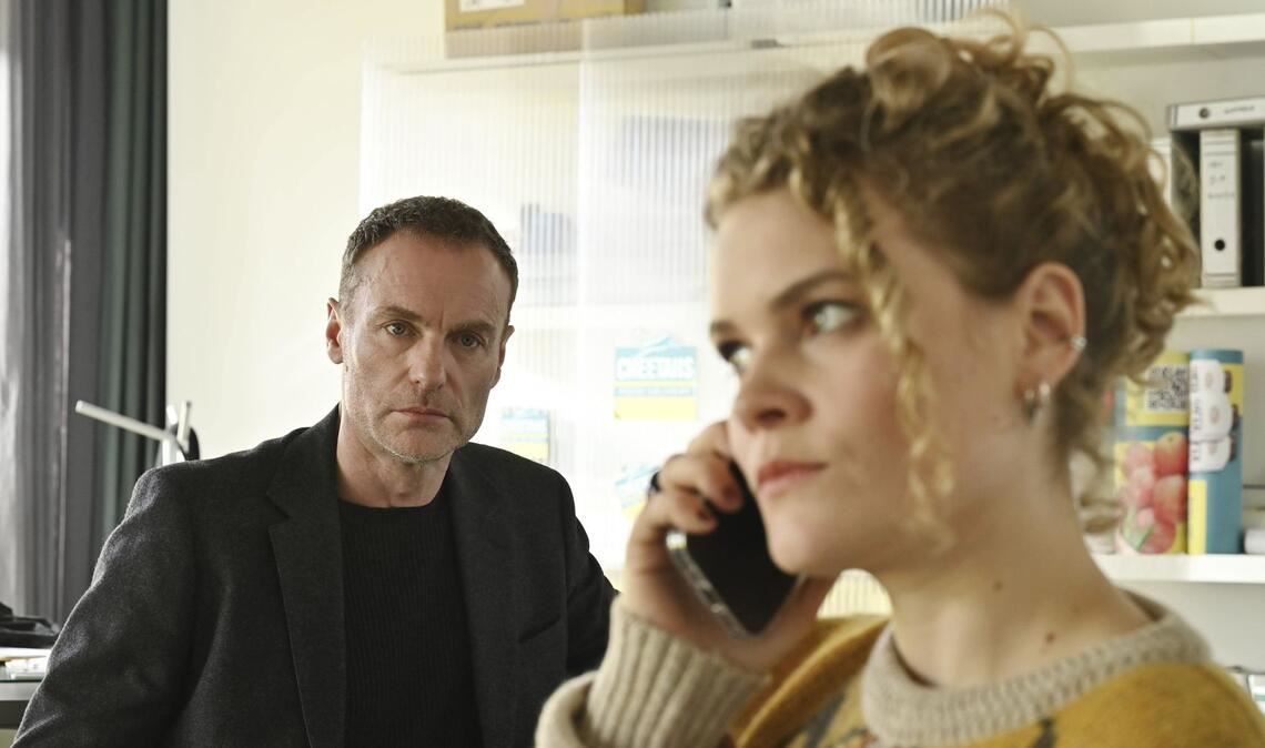 Robert Karow (Mark Waschke, li) befragt die Mitarbeiterin des Fahrradlieferdienstes Inke Traut (Leonie Krieg, re) zu dem toten Rider, der für sie gearbeitet hat.