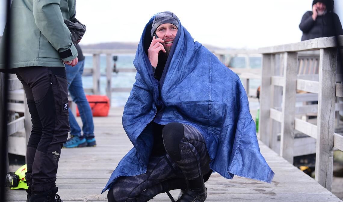 Robert Marc Lehmann geht auf Tuchfühlung mit einem gestrandeten Wal in der Ostsee.