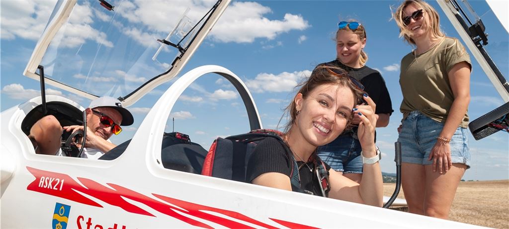 Robin Fiess startet gleich mit Flug-Interessentin Lucy Kas, hinten stehen Hanna Weißbrich (links) und Leonie Muthsam , eine von derzeit nur zwei FSC-Pilotinnen. Fotos: Fotomoment