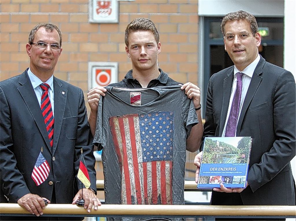 Robin Kluftinger (Mitte) reist von Mühlacker für ein knappes Jahr als Jungbotschafter in die USA. Als Pate des Austauschprogramms zwischen dem Deutschen Bundestag und dem Kongress hat er den FDP-Bundestagsabgeordneten für den Wahlkreis Pforzheim/Enz, Professor Dr. Erik Schweickert, an seiner Seite (re.). Auch der Mühlacker Oberbürgermeister Frank Schneider freut sich über den jungen Repräsentanten der Stadt. 