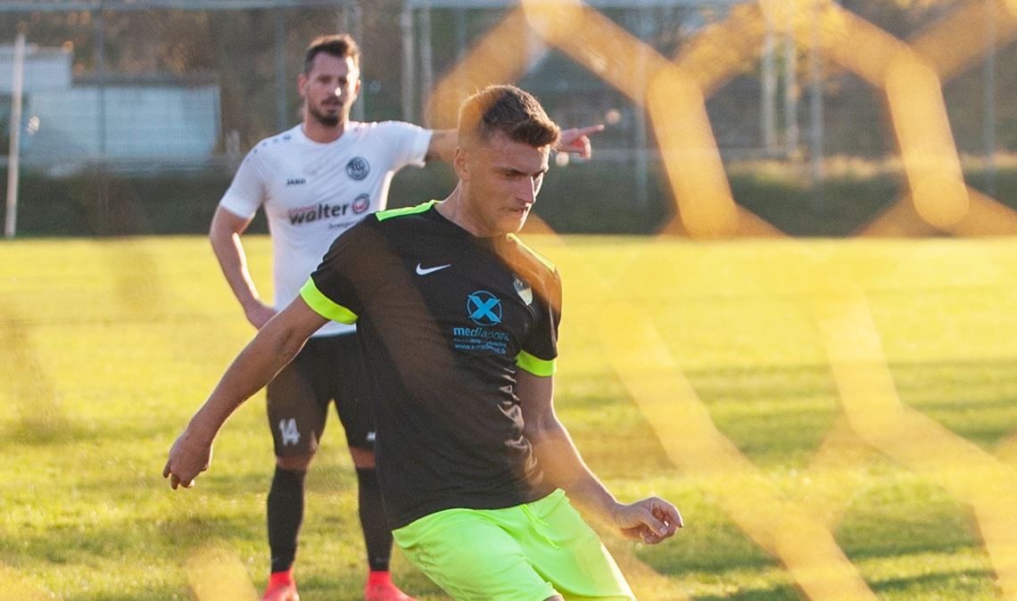 Robin Straub trifft für den FV Lienzingen per Foulelfmeter zum 2:0.Foto: vh