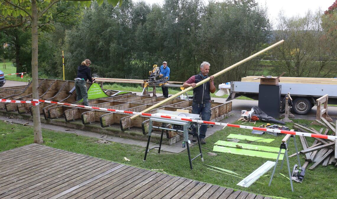 Robinien- statt Lärchenholz: Die Sitzfläche der beliebten „Leseinsel“ in den Enzgärten wird erneuert. Foto: Deeg