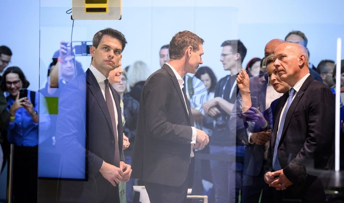 Vom Mähroboter bis zum Gaming-PC: Das sind die IFA-Trends Roboter putzen auf der Messe fleißig Fenster.