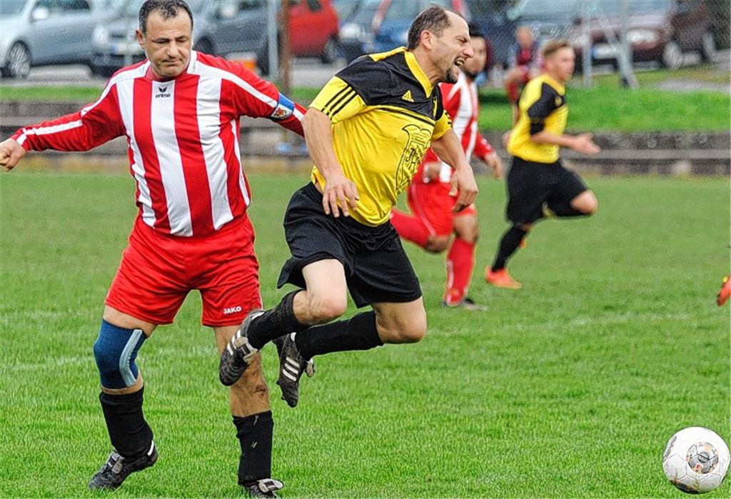 Robust, aber erfolglos: Der Türkische SV Mühlacker (in Rot-Weiß) bleibt auch nach dem Gastspiel beim FV Lienzingen ohne Punktgewinn in dieser Saison.